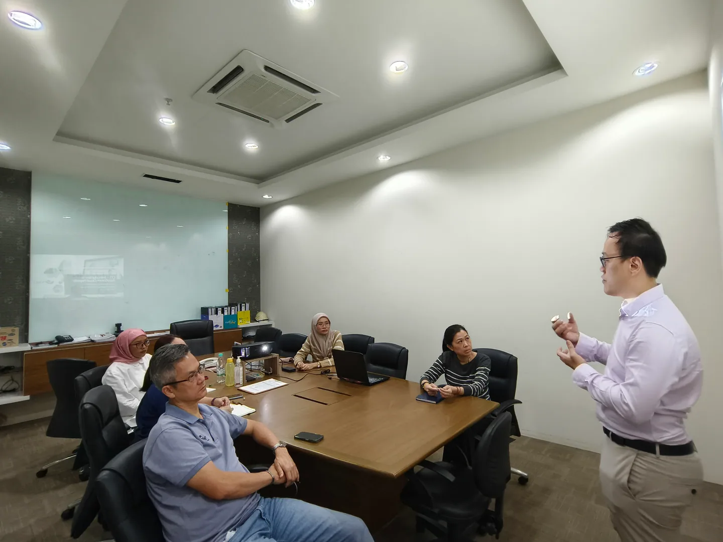 Vector Tan discussing business software requirements with a customer